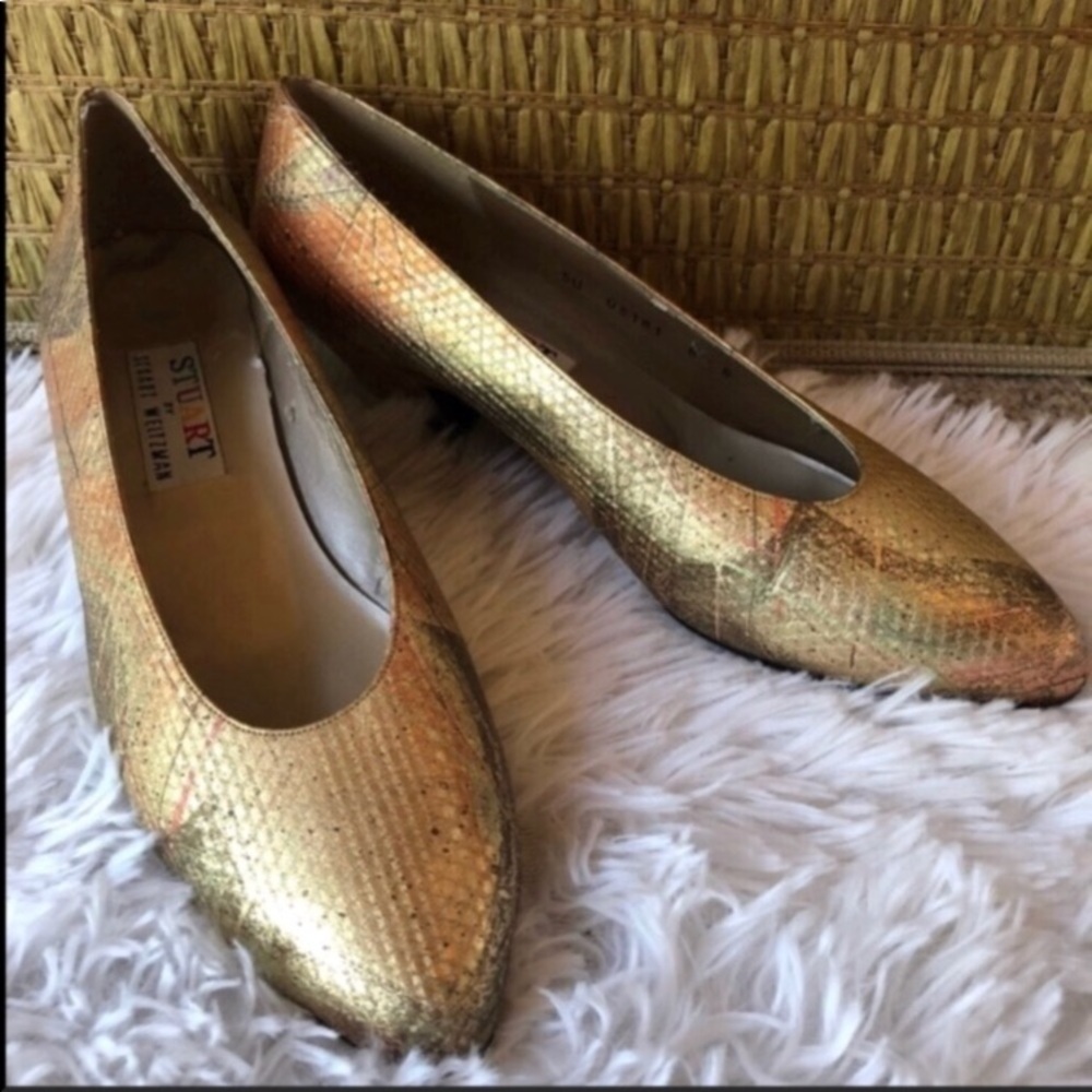 Stuart Weitzman VTG 8 Gold iridescent pump…